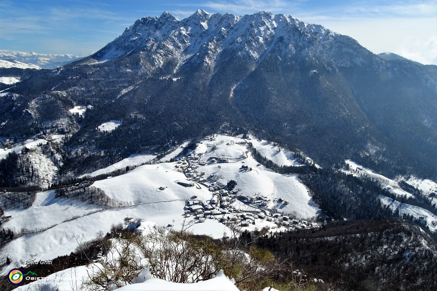 45 Dalla croce del Monte Castello vista su Valpiana.JPG